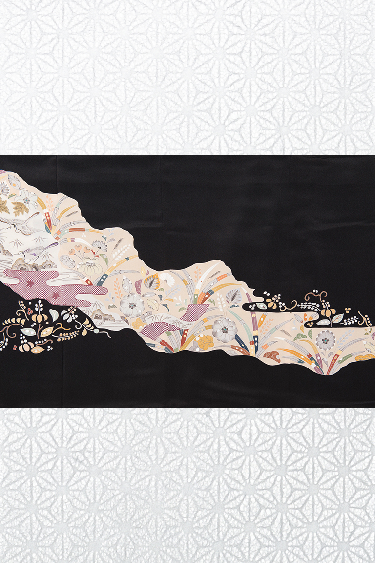 黒留袖（天然墨使い辻が花模様に万葉小草添え）
Kurotomesode (formal black kimono) with a design of flowers and plants