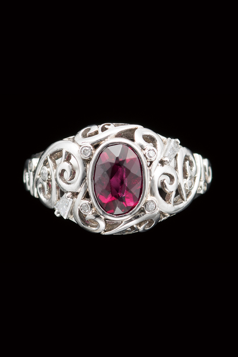 リング（ルビー、ダイヤ、Pt）
Ruby, diamond and platinum ring