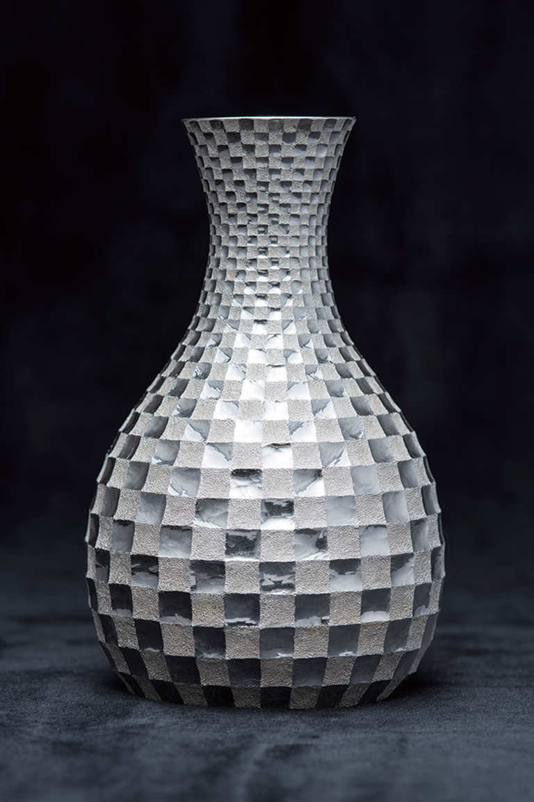 打出文様の銀器
Silver containers and bottles