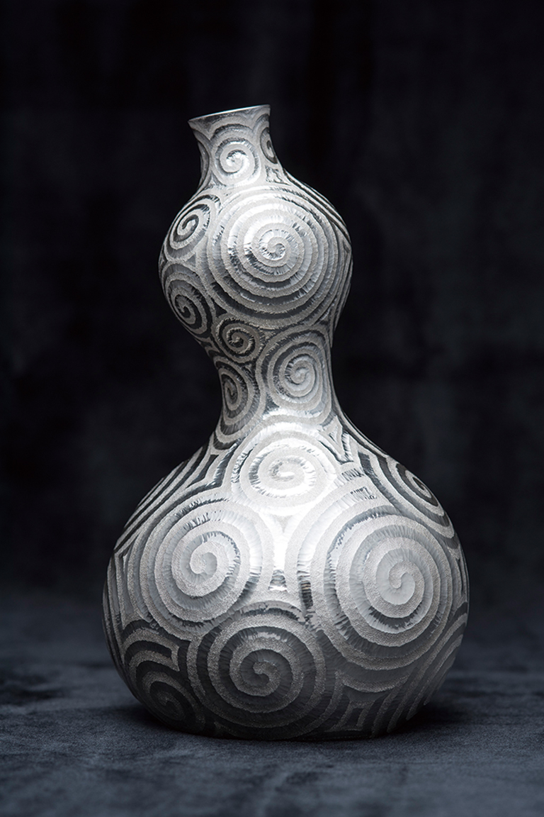 打出文様の銀器
Silver containers and bottles