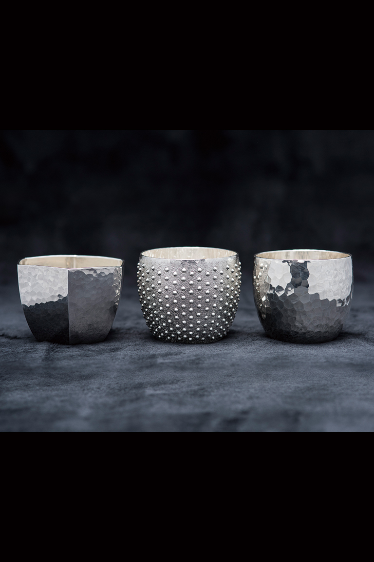 打出文様の銀器
Silver containers and bottles